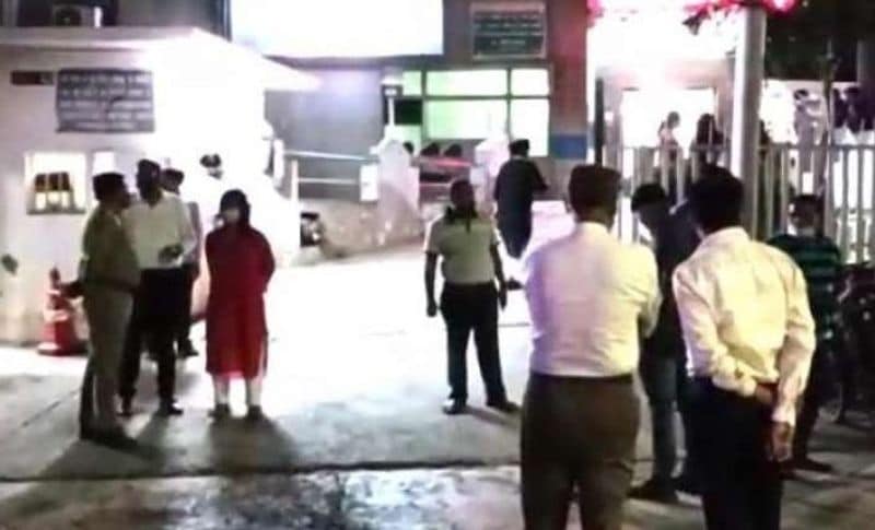 पुलिस ने पूरे परिवार को गिरफ्तार
घटना के बाद नोएडा जोन के एडीसीपी रणविजय सिंह ने मौके पर पहुंचे और अमन सिंगला और उसके माता-पिता को हिरासत में लिया है। आरोपी परिवार के खिलाफ देहज प्रताड़ना एक्ट के तहत मामला दर्ज किया गया है। वहीं पुलिस ने बताया कि हिना ने बुधवार शाम में जहर खाया था, गंभीर हालत में उसे अस्पताल में भर्ती काराया गया। लेकिन एक दिन बाद गुरूवार ने उसने दम तोड़ दिया।
