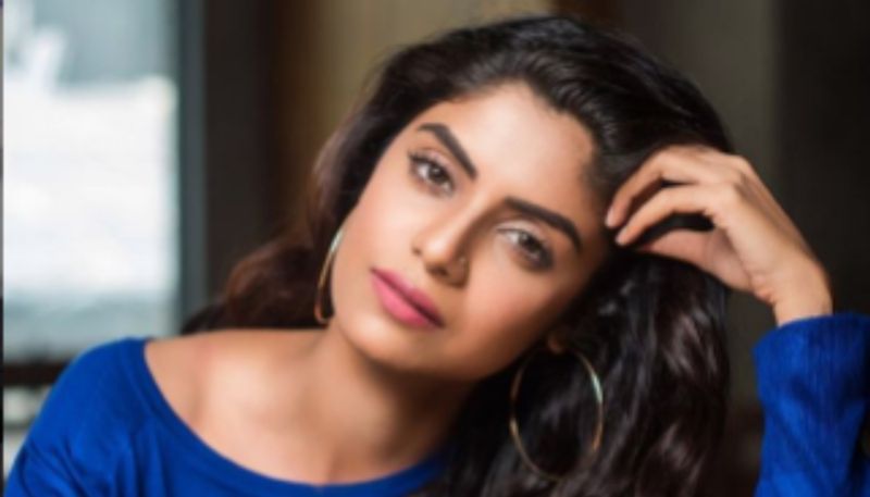 <p>ট্রোলারকে একহাত নিয়ে সায়ন্তনী লম্বা পোস্টে জানিয়েছেন,এটা সব রকমের শরীরকে মেনে নেওয়ার আসল সময়। তবে চুপ করে থাকার পাত্রী তিনি নন, সোশ্য়াল মিডিয়াতেই ট্রোলারকে ধুয়ে দিলেন অভিনেত্রী সায়ন্তনী।</p>
