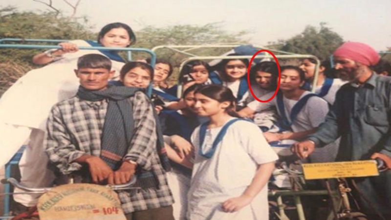 गुलाबी रंग का साफा बांधे रिक्शा वाला भइया के राइट साइड में दूसरे नंबर पर छुपी बैठी दिख रही लड़की ही मिसेज धोनी हैं। साक्षी की ये फोटोज सोशल मीडिया पर खूब वायरल हो रही है। लगभग ढाई लाख लोग इसपर अपना रिएक्शन दे चुके हैं।