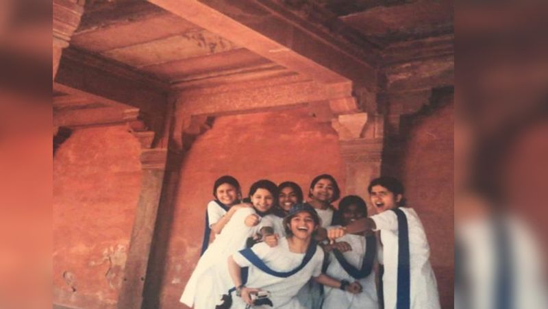 सीएसके के कप्तान एम एस धोनी की वाइफ साक्षी धोनी ने अपने स्कूल के दिनों को याद करते हुए इंस्टाग्राम पर अपनी 2 फोटो शेयर की है, जिसमें वह अपने कुछ दोस्तों के साथ नजर आ रही हैं।