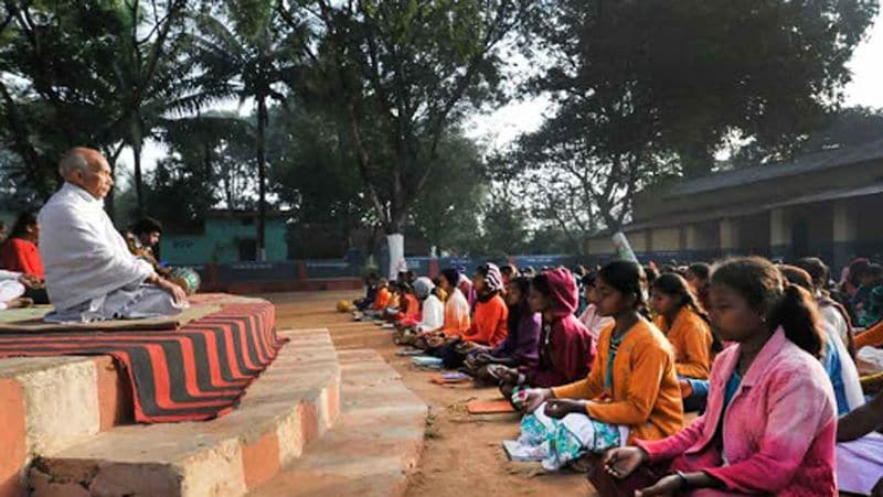 एमपी के धार जिले के रहने वाले सैनी बस्तर क्यों आए? इसके पीछे भी मजेदार कहानी है। दरअसल, सैनी भूदान आंदोलन के प्रणेता विनोबा भावे के शिष्य थे। उन्होंने बस्तर में लड़कियों से जुड़ी हुई एक खबर पढ़ी, जिसमें लिखा था कि मेले से लौटने के दौरान कुछ लड़कों ने लड़कियों के साथ छेड़छाड़ की। लड़कियों ने उन लड़कों के हाथ पैर काट कर उनकी हत्या कर दी। सैनी इस खबर से इतने प्रभावित हुए कि बस्तर में लड़कियों के लिए कुछ करने का फैसला किया।
