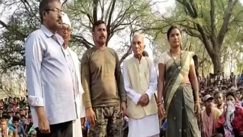बस्तर में गांधी के नाम से मशहूर धर्मपाल सैनी ने इस इलाके में बालिका शिक्षा के लिए काफी काम किया है। मीडिया रिपोर्ट्स के मुताबिक, जवान को सुरक्षित रिहा कराने के लिए सीएम भूपेश बघेल ने उनसे अनुरोध किया था।
