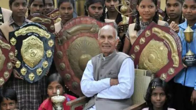 पद्मश्री धर्मपाल सैनी खुद भी एथलीट रहे हैं। उन्होंने आगरा यूनिवर्सिटी से कॉमर्स में ग्रेजुएशन किया है। जानकारी के मुताबिक, सैनी बीते कई महीनों से सरकार और नक्सलियों के बीच शांति वार्ता के लिए कोशिश कर रहे हैं।
