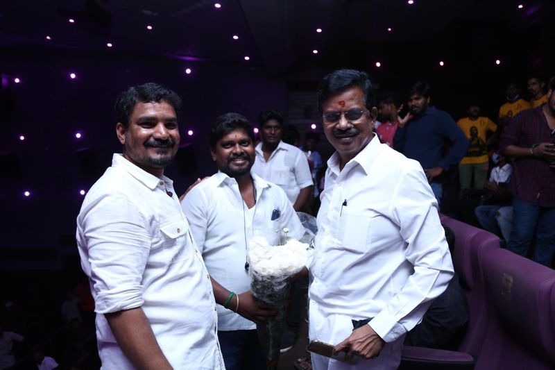 
தமிழகத்தில் நாளுக்கு நாள் கொரோனா பிரச்சனை அதிகரித்து வருவதால், மாநிலஅரசு சில கட்டுப்பாடுகளை கொண்டு வந்துள்ளது. அதன்படி, இதுவரை 100 சதவீத பார்வையாளர்களுடன் இயங்கி வந்த, திரையரங்குகளில், இனி 50 சதவீத பார்வையாளர்கள் மட்டுமே அனுமதிக்க படுவார்கள் என தெரிவிக்கப்பட்டது.