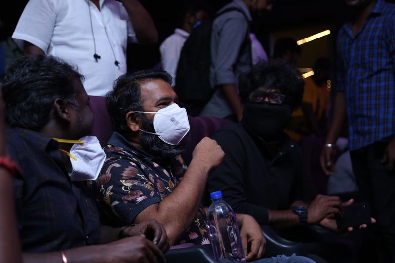 ஏற்கனவே கர்ணன் பட ரிலீசை முன்னிட்டு ஊர் முழுவதும் தனுஷ் ரசிகர்கள் பேனர்கள், கட் அவுட் என அதகளப்படுத்தி வரும் நிலையில், இன்று வெளியாகியுள்ள கர்ணன் படத்தை, படக்குழுவினர் ரசிகர்களுடன் பார்த்துள்ளனர். இதுகுறித்த புகைப்படங்கள் தற்போது சமூக வலைத்தளத்தில் வெளியாகியுள்ளது.