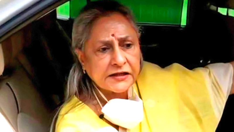कुछ साल पहले जया बच्चन करण जौहर की मां हीरू जौहर की बर्थडे पार्टी में पहुंची थीं। होटल हक्कासन में हुई लंच पार्टी के बाद जया बच्चन जैसे ही बाहर निकलीं तो वहां मौजूद एक शख्स उनकी फोटो खींचने लगा। ये देखते ही जया उस पर भड़क उठीं। 