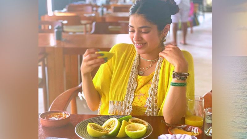 बीते दिनों ही जाह्नवी की फिल्म रूही रिलीज हुई थी। ये फिल्म एक हॉरर कॉमेडी ड्रामा थी। इसमें जाह्नवी के साथ राजकुमार राव लीड रोल में नजर आए थे। थिएटर में रिलीज हुई फिल्म कोविड के बढ़ते संक्रमण की वजह से खास कमाल नहीं कर पाई, लेकिन फिल्म जाह्नवी के काम को लोगों ने पसंद किया।