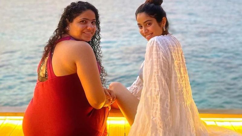 वर्कफ्रंट की बात करें तो जाह्नवी दोस्ताना 2, तख्त, बॉम्बे गर्ल, रणभूमि में नजर आएंगी। दोस्ताना 2 में जाह्नवी कार्तिक आर्यन के साथ स्क्रीन शेयर करेंगी वहीं तख्त मल्टी स्टारर फिल्म है, जिसमें रणवीर सिंह, आलिया भट्ट, विक्की कौशल नजर आएंगे।