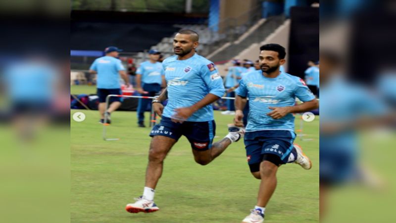 प्रैक्टिस सेशन में बैट और बल्ले से कमाल दिखाने के साथ ही इस तस्वीर में शिखर धवन टीम के खिलाड़ी और अपने दोस्त अजिंक्य रहाणे के साथ रनिंग करते भी नजर आ रहे हैं।