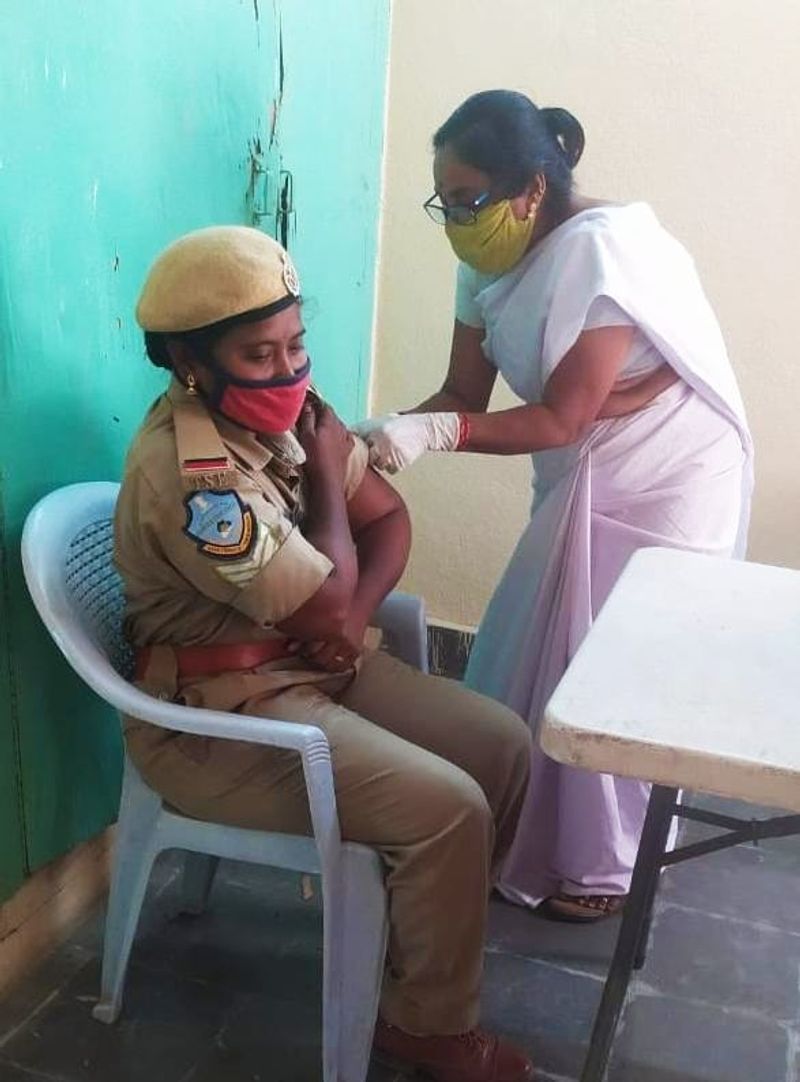 తెలంగాణలో కరోనా కేసులు మళ్లీ పెరుగుతున్న నేపథ్యంలో అటవీ శాఖ అన్ని రకాల ముందస్తు జాగ్రత్తలు తీసుకుంటోంది. ఫ్రంట్ లైన్ వారియర్స్ తో సమానంగా అడవుల్లో విధులు నిర్వహిస్తున్న సిబ్బంది అందరూ వాక్సిన్ తీసుకోవాల్సిందిగా అటవీ, పర్యావరణ శాఖ మంత్రి ఇంద్రకరణ్ రెడ్డి సూచించారు.