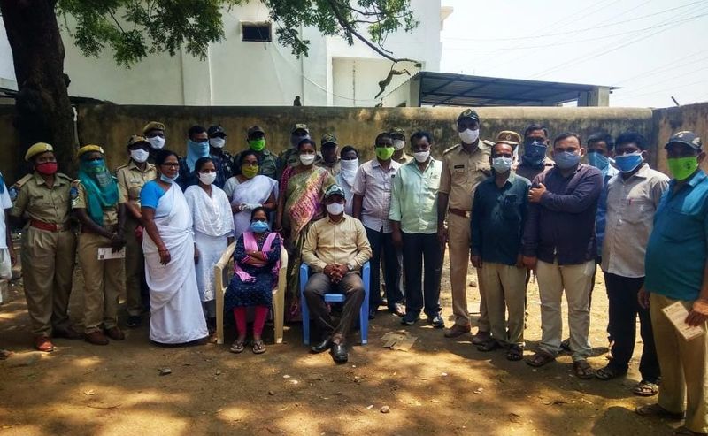 దీంతో వివిధ జిల్లాల్లో పనిచేస్తున్న అటవీ శాఖ క్షేత్ర స్థాయి సిబ్బంది వైద్య సిబ్బంది సహకారంతో వాక్సిన్ డోస్ లు తీసుకుంటున్నారు. అటవీ శాఖ సిబ్బంది ఆరోగ్యంగా ఉంటేనే అటవీ సంపదతో పాటు, వన్యప్రాణుల రక్షణకు వీలవుతుందని (పీసీసీఎఫ్) ఆర్. శోభ అన్నారు. క్షేత్రస్థాయిలో తగిన కోవిడ్ జాగ్రత్తలు తీసుకుని విధులకు హాజరు కావలసిందిగా కోరారు. అటవీ సిబ్బందికి ఇస్తున్న వాక్సిన్ వివరాలను మంత్రి ఇంద్రకరణ్ రెడ్డికి పీసీసీఎఫ్ వెల్లడించారు. ఉన్నతాధికారుల చొరవను మంత్రి ప్రశంసించారు. క్షేత్ర స్థాయి సిబ్బందితోపాటు, వివిధ బేస్ క్యాంపుల్లో విధులు నిర్వహిస్తున్న వాచర్లకు కూడా వాక్సిన్ ఇప్పించాల్సిందిగా అన్ని జిల్లాల అటవీ అధికారులను మంత్రి కోరారు.