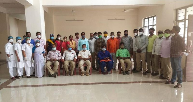 ఇటు అటవీ శాఖ ప్రధాన కార్యాలయం అరణ్య భవన్ లో కూడా అధికారులు ముందస్తు జాగ్రత్తలు తీసుకుంటున్నారు. ప్రతీ రోజూ రెండు సార్లు శానిటైజ్ చేయటంతోపాటు, సిబ్బంది తప్పని సరిగా మాస్క్, భౌతిక దూరం పాటించేలా చర్యలు తీసుకున్నారు. సందర్శకుల సంఖ్యను నియంత్రించారు.