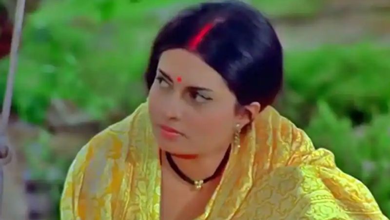 इस सीन के बाद जेल से भागा गब्बर सिंह ठाकुर के घर पहुंचता है और एक-एक करके उनके पूरे खानदान को खत्म कर देता है। ठाकुर सबसे पहले छोटी बहू के पति को गोली मारता है। उसकी चीख सुन जब बड़ा भाई दौड़ता है तो गब्बर उसे भी मार देता है।
