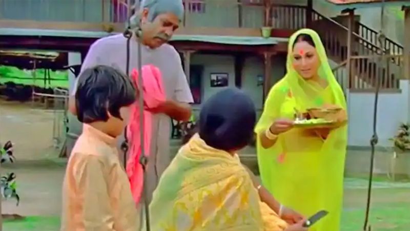 बता दें कि गीता सिद्धार्थ ने 1972 में आई फिल्म 'परिचय' से डेब्यू किया था। इस फिल्म में उनके अलावा जितेंद्र मुख्य भूमिका में थे। फिल्म के डायरेक्टर गुलजार थे।
