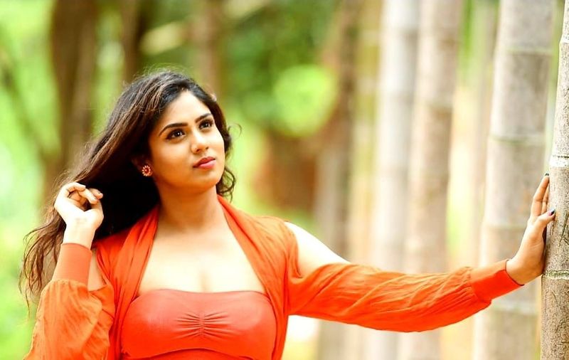 இதுகுறித்து வெளியாகியுள்ள தகவலில், சைத்ராவை... நாகார்ஜூனா மிரட்டினா திருமணம் செய்து கொண்டதாகவும். இந்த திருமணத்தில் சற்றும் இவருக்கு விருப்பம் இல்லை என கூறப்படுகிறது. 