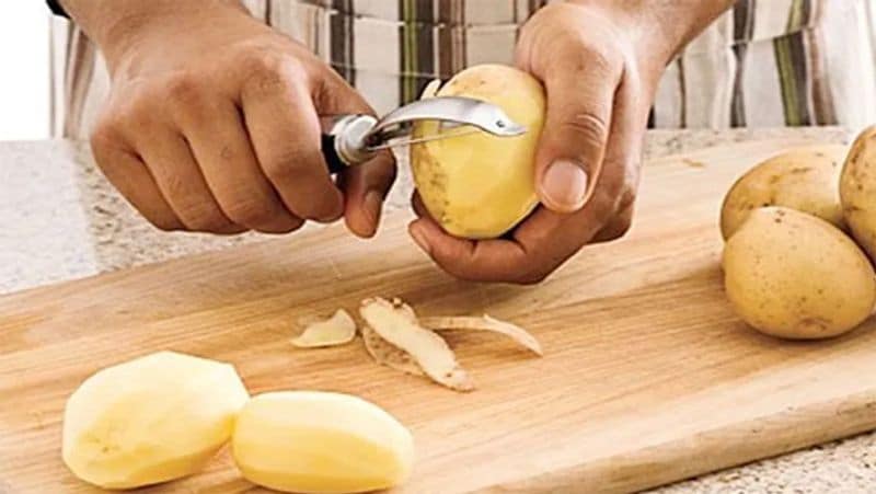 अंकल चिप्स बनाने के लिए सबसे पहले आप आलू को धोकर छील लें। इसके बाद इन्हें कम से कम 1 घंटे के लिए नमक वाले पानी में भिगो दें।