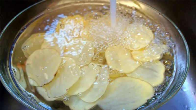 एक छलनी की मदद से सभी आलुओं को छानकर उसका पूरा पानी निकाल लें। उसके बाद ठंड़ा पानी डालकर एक बार फिर आलुओं को धो लें। इससे उसकी कुकिंग प्रोसेस रुक जाएगी।