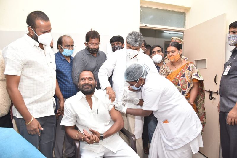 హైదరాబాద్: తెలంగాణలో ఓవైపు కరోనా వ్యాప్తి కొనసాగుతున్న సమయంలోనే వ్యాక్సినేషన్ ప్రక్రియ కూడా సాగుతోంది. కరోనా కేసులు రోజురోజుకు ఎక్కువ అవుతున్న సమయంలో వ్యాక్సిన్ తీసుకోడానికి ప్రముఖులతో సహా సామాన్యులు సైతం ఆసక్తి చూపిస్తున్నారు. ఈ నేపథ్యంలోనే తాజాగా రాష్ట్ర ఎక్సైజ్, క్రీడల శాఖ మంత్రి శ్రీనివాస్ గౌడ్ కూడా వ్యాక్సిన్ తీసుకున్నారు.