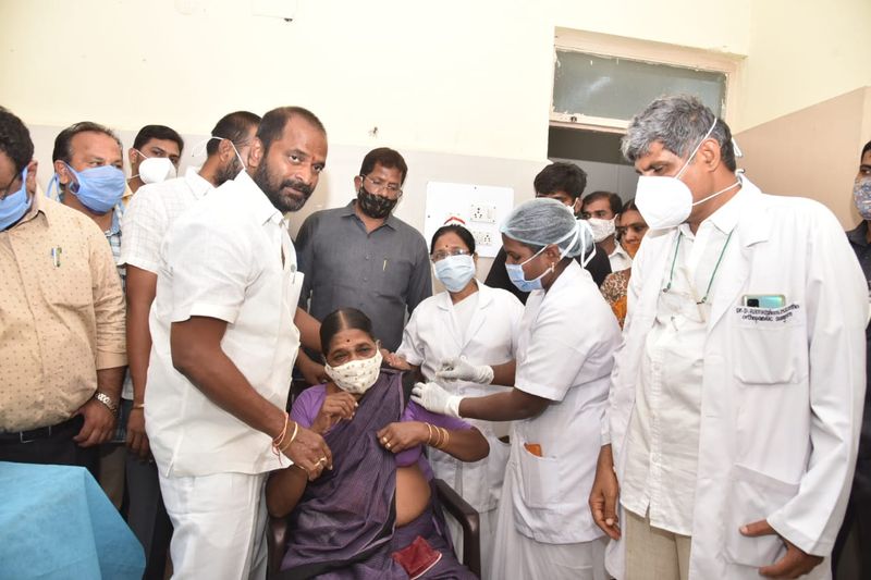 మహబూబ్ నగర్ జిల్లా కేంద్రంలోని ప్రభుత్వ జనరల్ ఆసుపత్రిలో అమ్మ శాంతమ్మ తో కలిసి వచ్చి వ్యాక్సిన్ తీసుకున్నారు మంత్రి. వయసు మీదపడిన తల్లికి కూడా వ్యాక్సిన్ వేయించారు.