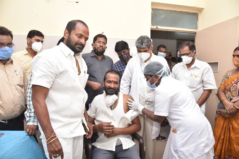 అంతేకాకుండా మంత్రి సోదరుడు శ్రీకాంత్ గౌడ్ కూడా వ్యాక్సిన్ వేసుకున్నారు. ప్రస్తుతం కోవిడ్ 19 మొదటి డోస్ ను తీసుకున్న వీరు త్వరలో రెండో డోస్ వేసుకోవాల్సి వుంటుంది.