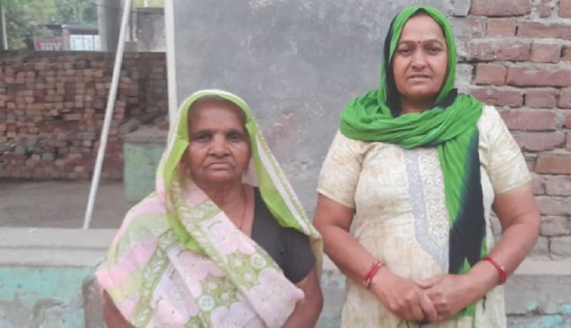 लापरवाही सामने आने के बाद महिलाओं के परिजनों ने हंगामा किया और मेडिकल ऑफिसर संजय अग्रवाल से शिकायत की। स्वास्थ्य केंद्र प्रभारी डॉक्टर बिजेन्द्र सिंह का कहना है कि तीन महिलाओं को कोरोना वैक्सीन की जगह रैबीज का टीका लगाए जाने का मामला संज्ञान में आया है। दोषी कर्मचारियों के खिलाफ कार्रवाई की जाएगी।
