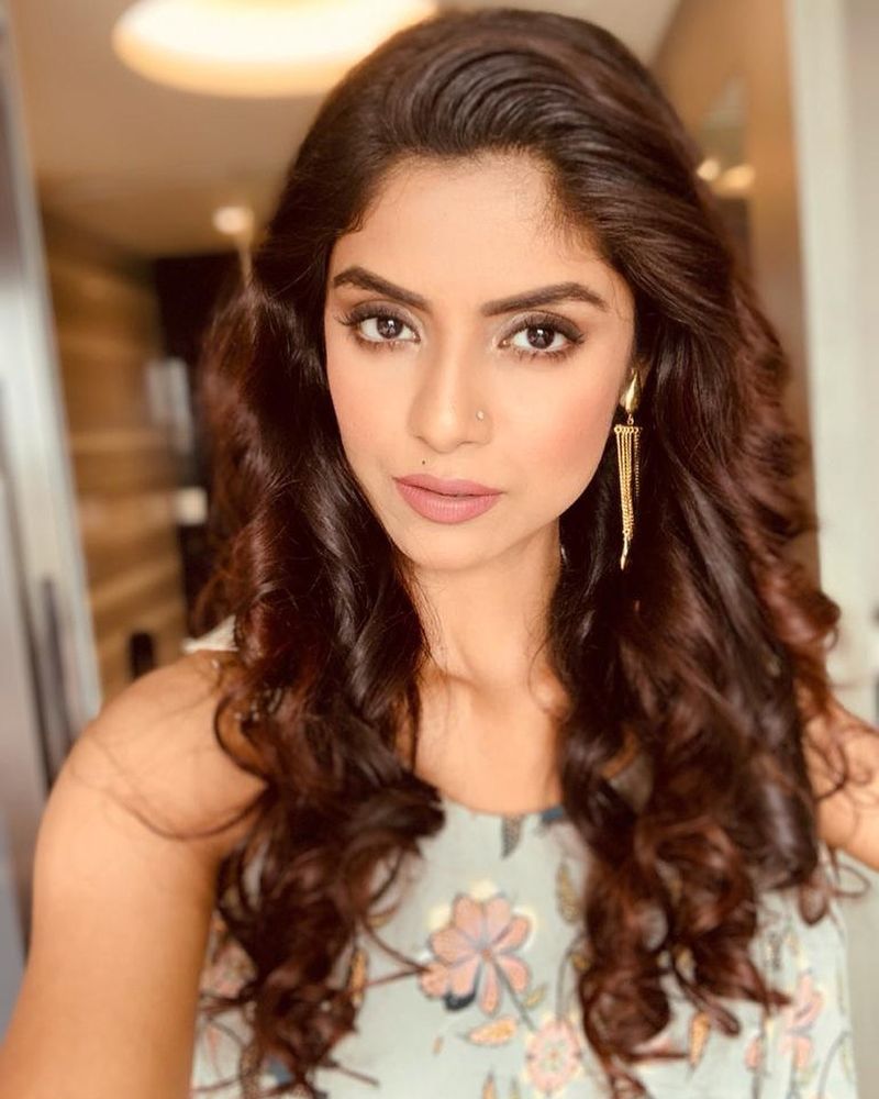 ఇలానే ఉంటే మరొకడు నా కప్ సైజ్ అడుగుతాడు. ఆ సమయంలో నేను ఏం సమాధానం చెప్పాలో నాకు తెలుసు. నిజాయితీగా చెప్పాలంటే నాకు పెద్ద కప్పు అంటే ఇష్టం. స్పష్టంగా కాఫీ ప్రేమికురాలిగా నేను పెద్ద కాఫీ కప్పుని కోరుకుంటున్నా` అని తెలిపింది.