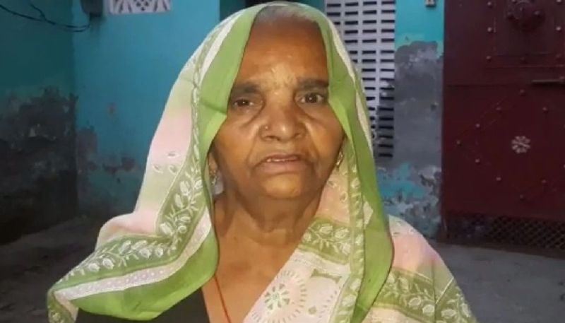 आरोप है कि घर पहुंचने के थोड़ी देर बाद ही सरोज की हालत बिगड़ गई। उन्हें चक्कर आने लगे और घबराहट होने लगी। परिवार के सदस्यों ने उन्हें प्राइवेट अस्पताल में भर्ती करवाया। 