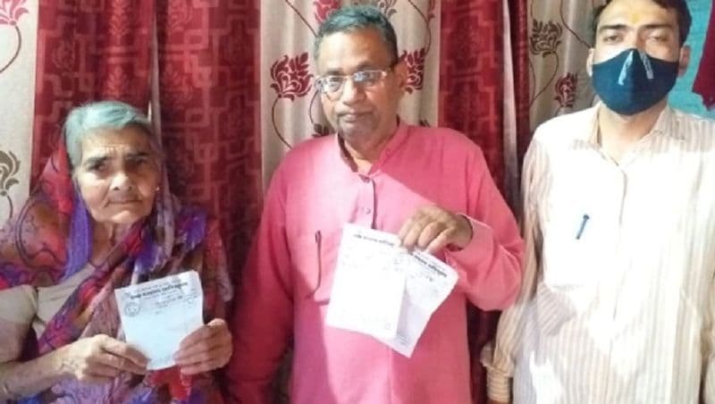 पीड़िताओं में मनारकली का आरोप है कि टीका लगाने के बाद मैंने कहा कि आधार कार्ड जमा होगा तो उन्होंने बोला कि आधार कार्ड की कोई जरूरत नहीं है। जब मैंने पूछ कि आधार कार्ड क्यों नहीं लिया तो उन्होंने कहा कि ये कुत्ते के काटने वाला इंजेक्शन है।