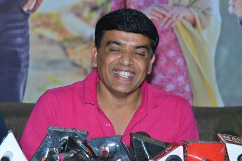 'పవర్ స్టార్' పవన్ కళ్యాణ్ కొత్త సినిమా "వకీల్ సాబ్" సెన్సేషనల్ సక్సెస్ సాధించింది. ఓవర్సీస్ సహా విడుదలైన అన్ని సెంటర్స్ నుంచి బ్లాక్ బస్టర్ హిట్ టాక్ తెచ్చుకుంది. యూనానమస్ సూపర్ హిట్ రెస్పాన్స్ నేపథ్యంలో "వకీల్ సాబ్" చిత్ర బృందం హైదరాబాద్ లోని శ్రీ వెంకటేశ్వర క్రియేషన్స్ కార్యాలయంలో సక్సెస్ సంబరాలు జరుపుకున్నారు.