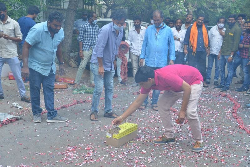 ఆయనకు ముందుగా చెప్పలేదు, ఆ సంతోషంలో ఆయన ఇంటికి వెళ్లాం. పవన్ గారిని కలిసి సినిమా సక్సెస్ గురించి చెప్పాం. ఆయన కూడా చాలా సంతోషంగా ఫీలయ్యారు. కళ్యాణ్ గారు చాలా సక్సెస్ లు చూశారు కానీ వకీల్ సాబ్ లో అమ్మాయిలు, మహిళల గొప్పదనం తెలిపే కంటెంట్ ప్రేక్షకులకు రీచ్ అయితే ఆ సంతృప్తి వేరుగా ఉంటుంది. వేణు, పవన్ గారు ప్రతి సీన్ ఎలా చేయాలో డిస్కషన్ చేసుకుని షూట్ చేశారు. ఆ సీన్స్ ఇప్పుడు థియేటర్లో బాగా ఆకట్టుకుంటున్నాయి.