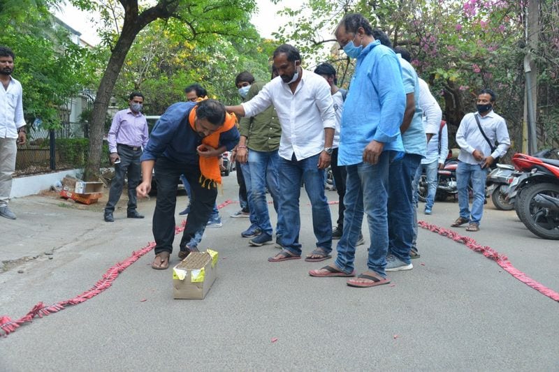 ఈ సినిమా ఎంత సునామీ సృష్టిస్తుందో ఇప్పుడో చెప్పలేం. ఇప్పటిదాకా వచ్చిన రిపోర్ట్ మాత్రం ట్రెమండస్ గా ఉంది. ఏ సినిమా ఎంత డబ్బు తెస్తుందనేది నేనెప్పుడూ ఆలోచించలేదు. మంచి సినిమా చేశాక డబ్బు ఆటోమేటిక్ గా వస్తుంది. 18 ఇయర్స్ నుంచి మా సంస్థలో ఉన్న వేణు, నా డ్రీమ్ ప్రాజెక్ట్ కు ఇంత విజయాన్ని ఇచ్చాడు. అందుకు అతన్ని సత్కరిస్తున్నాం. అన్నారు.
