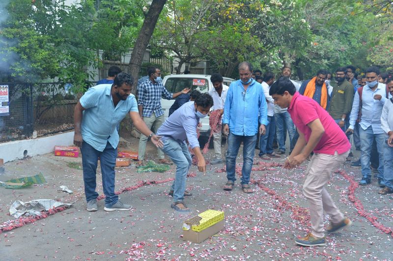 దర్శకుడు శ్రీరామ్ వేణు మాట్లాడుతూ....ఓవర్సీస్ తో పాటు అన్ని ఏరియాల నుంచి సూపర్ రెస్పాన్స్ వస్తోంది. యూత్ మాస్ మహిళలు ఇలా..అన్ని వర్గాల ప్రేక్షకులు సినిమాను ఆస్వాదిస్తున్నారు. బ్లాక్ బస్టర్ హిట్ అని చెబుతున్నారు. ఇవాళ టికెట్స్ దొరకని వారు రేపు బుక్ చేసుకుని వెళ్లండి. సినిమాను ఎంజాయ్ చేయండి. టాక్ బాగా స్ప్రెడ్ చేస్తున్న మీడియా వాళ్లకు థాంక్స్. రాజు గారు మార్నింగ్ షో సినిమా చూసి దర్శకుడిని పిలిచి మాట్లాడుతారన్నారు. ఇలాగే ఇవాళ నన్ను మాట్లాడేందుకు పిలిచారు. ఇద్దరం కలిసి పవన్ గారి దగ్గరకు వెళ్లాం. అభిమాన హీరోతో హిట్ సినిమా చేసి ఆడియెన్స్ ఏమనుకుంటున్నారో తిరిగి ఆయనతో చర్చించుకోవడం మాటల్లో చెప్పేలని అనుభూతినిచ్చింది.