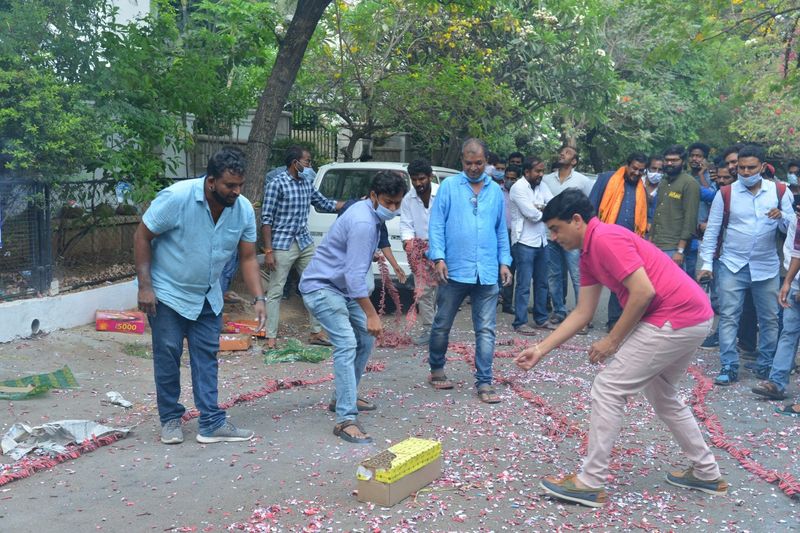 లైఫ్ లాంగ్ ఈ మూవ్ మెంట్స్ గుర్తుపెట్టుకుంటాను. పవన్ గారి వ్యక్తిత్వం ఒక అభిమానిగా నాకు తెలుసు. అందుకే ఆయన పాత్రకు సత్యదేవ్ అని పేరు పెట్టి, ఆయన సమాజాన్ని చూసే కోణంలోనే డైలాగ్స్ రాశాను. సత్యదేవ్ క్యారెక్టర్ ప్రజల కోస పోరాడతాడు. ఆ కోణంలోనే మాటలు రాశాం. ఇవి జనసేన పార్టీ రిలేటెడ్ గా కుదిరాయని ఎవరైనా అంటే సంతోషమే కదా.