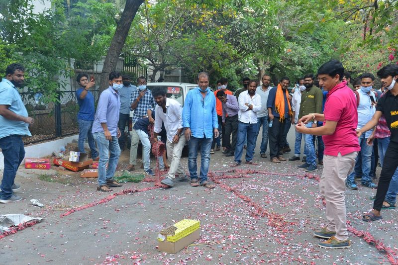 వకీల్ సాబ్ చిత్రానికి దర్శకత్వం వహించే అవకాశం ఇచ్చిన రాజు గారికి, కళ్యాణ్ గారికి, త్రివిక్రమ్ గారికి థాంక్స్. ఈ విజయం ఆర్టిస్టుల సహా కంప్లీట్ టీమ్ వర్క్. అంతా తమ బెస్ట్ వర్క్ చేశారు. మా చిత్ర బృందం అందరికీ థాంక్స్. అన్నారు. మాట్లాడుతూ...దర్శకుడు శ్రీరామ్ వేణు ఉద్వేగానికి లోనై కన్నీళ్లు పెట్టుకున్నారు. దర్శకుడు శ్రీరామ్ వేణుకు నిర్మాత దిల్ రాజు శాలువా కప్పి, పుష్పగుచ్చంతో సత్కరించారు. అనంతరం బాణాసంచా కాలుస్తూ చిత్ర బృందం వకీల్ సాబ్ సక్సెస్ సంబరాలు జరుపుకున్నారు.