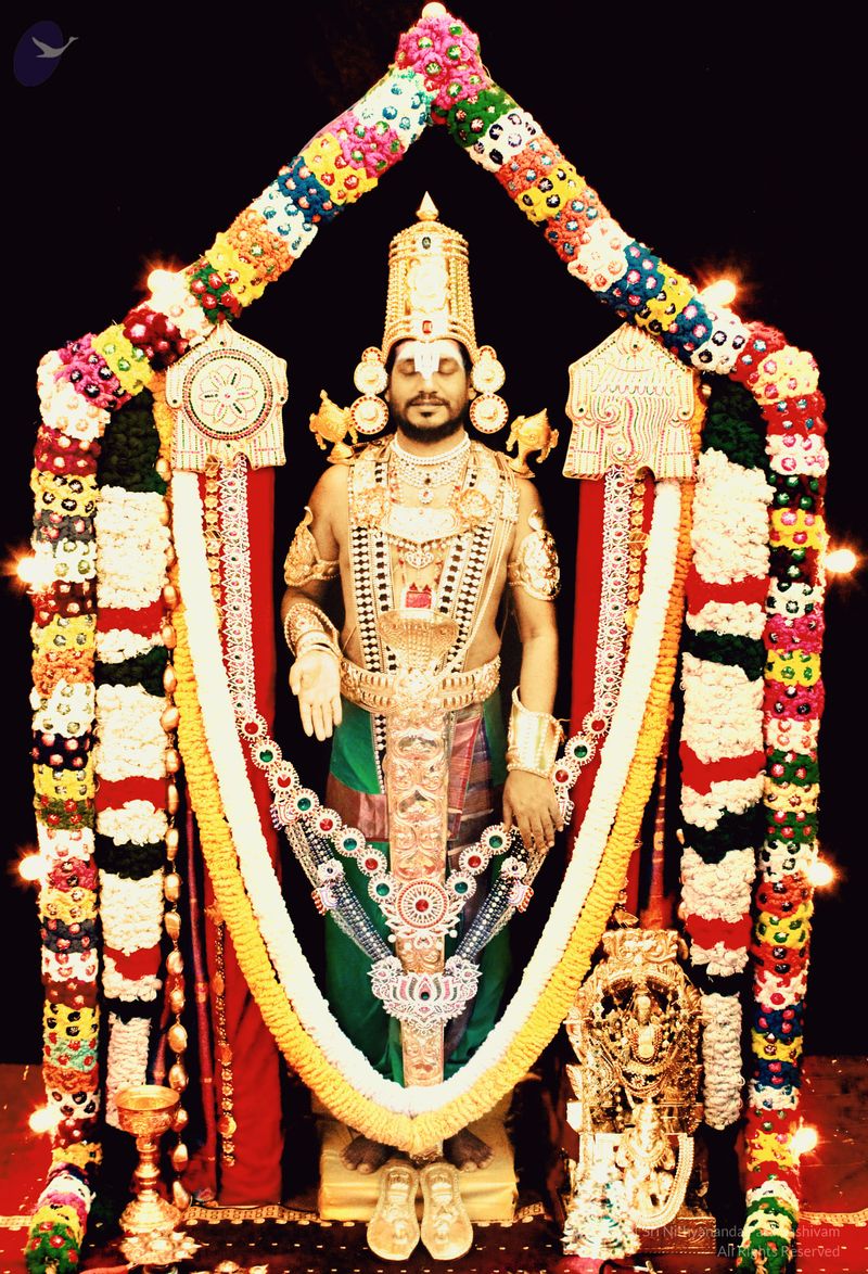 சிவன், கால பைரவன் என கெட்டப் போட்டு வந்த நித்தியானந்தா தற்போது ஏழுமலையானாக அவதாரம் எடுத்துள்ளார். திருப்பதி ஏழுமலையான் வேடத்தில் பக்தர்களுக்கு காட்சியளிப்பதாக நித்தியானந்தா வெளியிட்டுள்ள போட்டோஸ் வைரலாகி வருகிறது.
