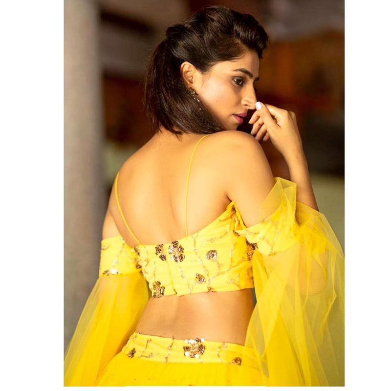 ప్రస్తుతం ఈ ఫోటో సామాజిక మాధ్యమాల్లో వైరల్గా మారింది. వర్షిణి నడుముకి నెటిజన్లు ఫిదా అవుతున్నారు. వేడి పుట్టించిన వర్షిణి అందాలను చూసి మైమరపించి పోతున్నారు. ఇదిలా ఉంటే ఈ సందర్భంగా పలు కొత్త పాయింట్స్ రైజ్ చేస్తున్నారు అభిమానులు, నెటిజన్లు. వర్షిణి అందాలను ప్రశంసలు కురిపిస్తూనే ఆమెకి సలహాలిస్తున్నారు.