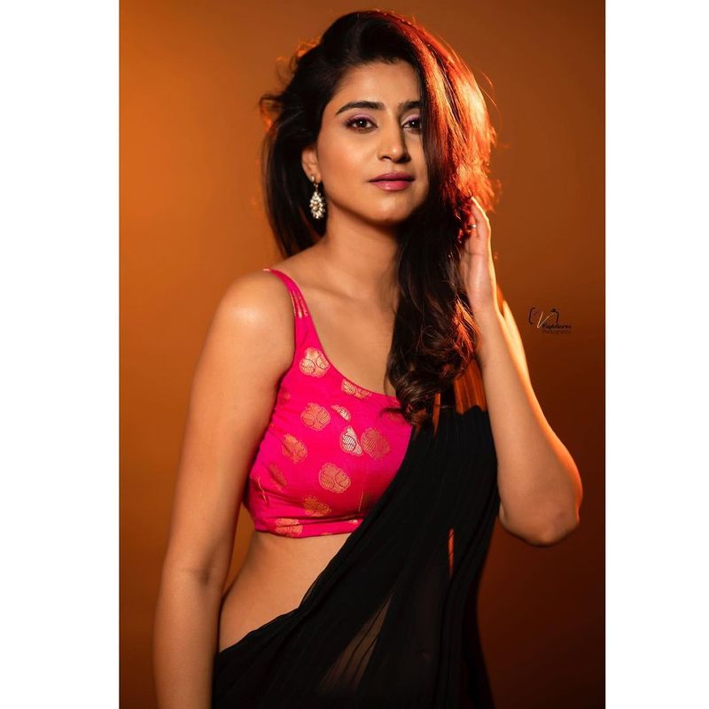 పింక్ బ్లౌజ్,బ్లాక్ శారీలో మెరిసింది. చూపులతోనే చంపేస్తా అనేలా ఓ హాట్ లుక్ ఇచ్చిందీ భామ. వర్షిణి తన అందాలను ఇంత ఘాటుగా ఎన్నడూ ప్రజెంట్ చేసింది లేదు. దీంతో అభిమానులు వాహ్ అంటూ వర్షిణి అందాలను ఆస్వాదించే పనిలో బిజీ అయ్యారు.