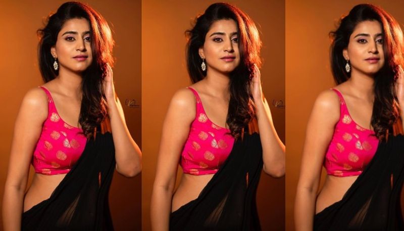 `ఢీ` డాన్స్ షో పాపులర్ అయిన వర్షిణి ఇప్పుడు `స్టార్మా`లో `కామెడీ స్టార్స్`లో యాంకర్గా చేస్తూ మరింతగా పాపులర్ అవుతుంది. ఈ అమ్మడు తాజాగా అందాల విందు వడ్డించింది.
