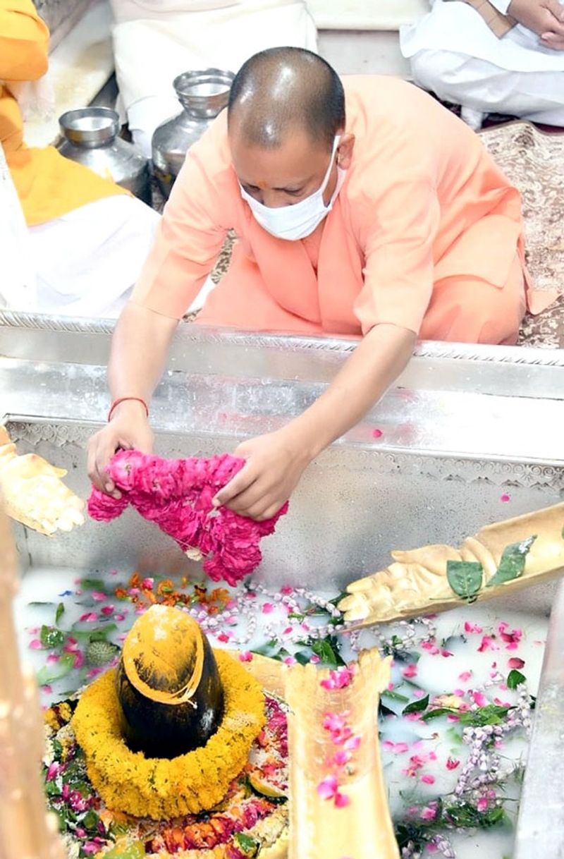 मुख्यमंत्री ने कहा कि सभी अधिकारी इस बात को तय करें कि सभी कार्यालयों में कोविड-19 प्रोटोकॉल का पूरी तरीके से अनुपालन किया जाए। इस दौरान 12वीं तक के स्कूल व अन्य शिक्षण संस्थान बंद रहेंगे। सिर्फ इमरजेंसी सेवाएं चलेंगी।