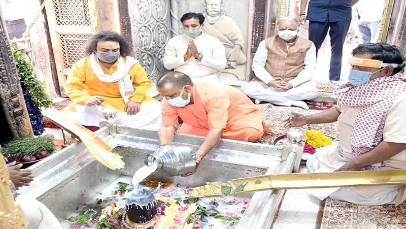 बताते चले कि यूपी में के नौ जिलों में गुरुवार को नाइट कर्फ्यू लागू होने के बाद भी कोरोना वायरस के नए केस कम नहीं हो रहs है। बीते 24 घंटे में 9,695 नए संक्रमित मिले हैं, जबकि 36 लोगों के मौत की खबर है। इसके पहले बुधवार को 40 और गुरुवार को 39 लोगों की मौत हो गई थी। जबकि प्रदेश में एक दिन पहले 24 घंटें में 8490 संक्रमित मिलने का रिकॉर्ड बना था, जो अब टूट गया है।
