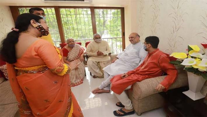 Amit Shah met Veteran leader Samrendra Biswas, have lunch with family members DHA Amit Shah met Veteran leader Samrendra Biswas, have lunch with family members DHA