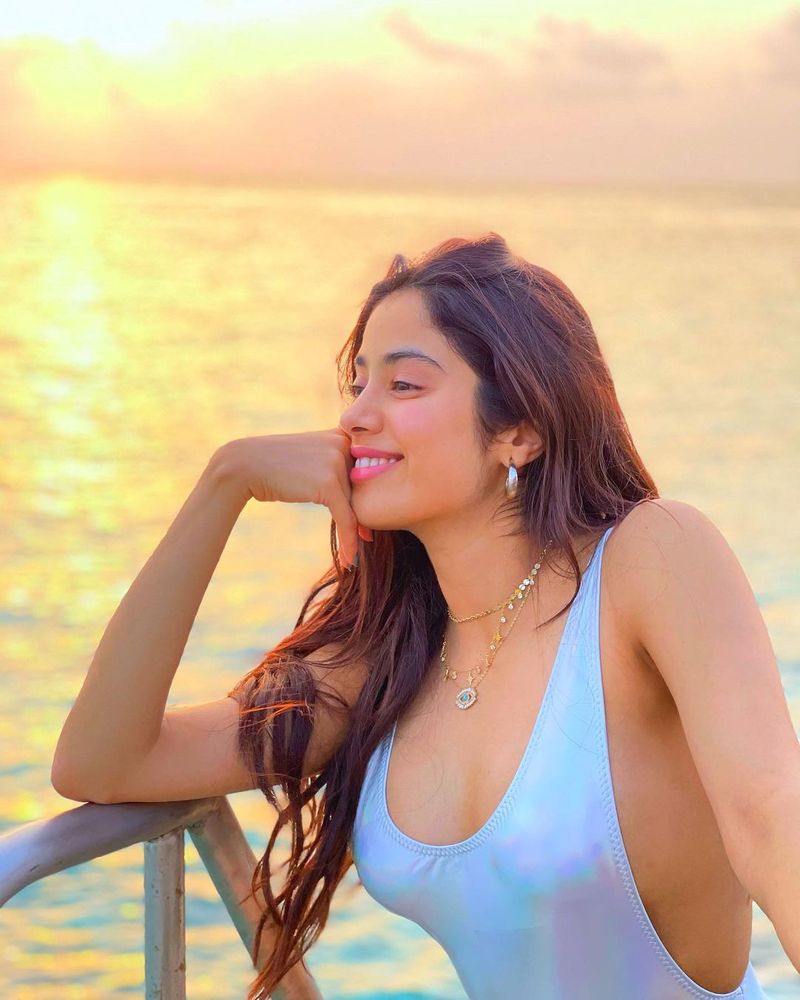 శ్రీదేవి తనయ ఈ రేంజ్లో షో చేయడమేంటని క్రిటిక్స్ సైతం ముక్కున వేలేసుకుంటున్నారు. డ్రెస్ ధరించినా లేనట్టే అనేలా ఉన్నాయి.