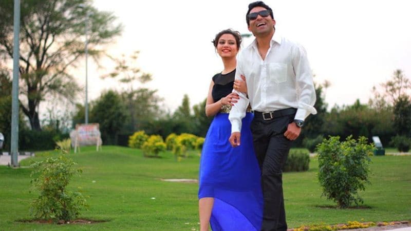 बता दें कि चंदन ने जिन्हें अपना लाइफ पार्टनर बनाया है उनका नाम नंदिनी खन्ना है। नंदिनी इंडस्ट्री की चमक-दमक से दूर रहती है। वे चंदन के साथ पब्लिक अपियरेंस भी नहीं देती हैं और अवॉर्ड शोज में भी नजर नहीं आती हैं। , लेकिन हाल के दिनों में चंदन ने उनकी कई फोटोज शेयर की हैं, जिसमें दोने साथ में खड़े नजर आ रहे हैं। 