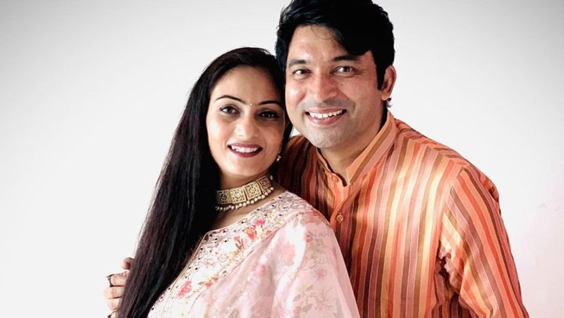 चंदन और उनकी पत्नी की लव मैरिज नहीं हुई है बल्कि चंदन ने घरवालों की पसंद से शादी की है। वैसे,उनकी शादी में उनके जिग्री दोस्त कपिल शर्मा नहीं पहुंचे थे। 