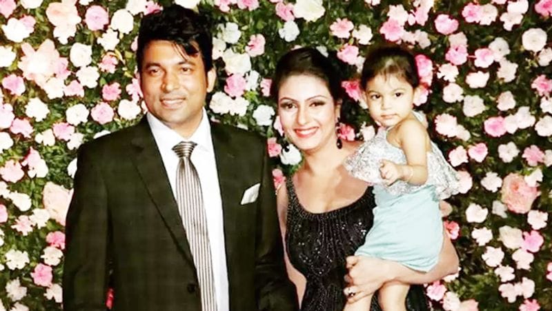 चंदन की पत्नी नंदनी खन्ना तब चर्चा में आई थीं जब वो कपिल शर्मा की शादी पर पति के साथ पहुंची थीं। वो अपनी प्यारी सी बेटी को हाथ में लिए हुए थीं। उस वक्त चंदन और नंदनी की जोड़ी लोगों को भा गई थी। बता दें कि चंदन ने नंदनी से 2015 में शादी की थ, जिसके बाद 2017 में वो एक प्यारी सी बच्ची के माता-पिता बने। 