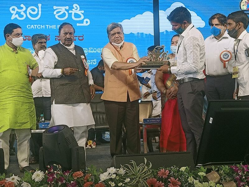 ಇಲ್ಲಿನ ಖಾಸಗಿ ಹೋಟೆಲ್ನಲ್ಲಿ ಗ್ರಾಮೀಣಾಭಿವೃದ್ಧಿ ಮತ್ತು ಪಂಚಾಯತ್ರಾಜ್ ಇಲಾಖೆ, ಧಾರವಾಡ ಜಿಪಂ ಸಹಯೋಗದಲ್ಲಿ ನಡೆದ ಕಾರ್ಯಕ್ರಮದಲ್ಲಿ ಸಸಿಗೆ ನೀರೆರೆಯುವ ಮೂಲಕ ‘ಕ್ಯಾಚ್ ದಿ ರೇನ್’ ಕಾರ್ಯಕ್ರಮಕ್ಕೆ ಚಾಲನೆ ನೀಡಿ ಮಾತನಾಡಿದರು.