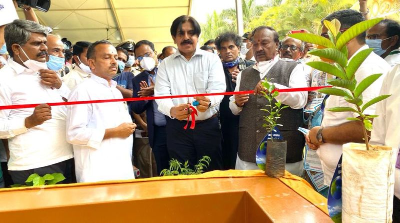 ಈ ವೇಳೆ ಮಾತನಾಡಿದ ಈಶ್ವರಪ್ಪ, ಭೂಮಿಗೆ ಬಿದ್ದ ಪ್ರತಿ ಹನಿ ನೀರನ್ನೂ ಇಂಗಿಸುವ ಮಹತ್ತರ ಯೋಜನೆಯಿದು. ಕೇಂದ್ರ ಸರ್ಕಾರ ಮಾರ್ಚ್ ತಿಂಗಳಲ್ಲಿ ಈ ಯೋಜನೆಗೆ ಚಾಲನೆ ನೀಡಿದೆ. ರಾಜ್ಯದಲ್ಲಿ ಮಾತ್ರ ಈ ಯೋಜನೆಗೆ ಈಗ ಚಾಲನೆ ಸಿಕ್ಕಿದೆ. ಮುಂಬರುವ 100 ದಿನಗಳ ಕಾಲ ಪ್ರತಿ ವಿಧಾನಸಭಾ ಕ್ಷೇತ್ರ, ಗ್ರಾಮಗಳಲ್ಲಿ ಈ ಯೋಜನೆಯ ಕೆಲಸಗಳು ನಡೆಯಲಿವೆ. ಇದ್ಕಕಾಗಿ ರಾಜ್ಯಾದ್ಯಂತ 3 ಲಕ್ಷಕ್ಕೂ ಅಧಿಕ ವಿವಿಧ ಕಾಮಗಾರಿಗಳ ಯೋಜನೆ ರೂಪಿಸಲಾಗಿದೆ. ಈ ಕಾರ್ಯಕ್ಕಾಗಿ 4,310 ಕೋಟಿ ವಿನಿಯೋಗಿಸಲು ಉದ್ದೇಶಿಸಲಾಗಿದೆ ಎಂದರು.