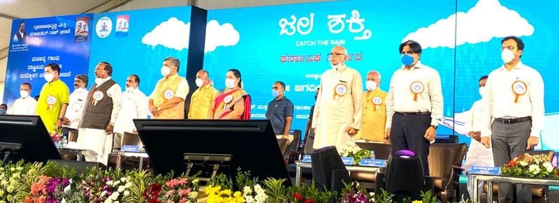 ನರೇಗಾ ಯೋಜನೆಯಡಿ ಉದ್ಯೋಗ ಅರಸಿ ಬರುವವರಿಗೆ ತ್ವರಿತವಾಗಿ ಜಾಬ್ಕಾರ್ಡ್ ನೀಡಿ ಉದ್ಯೋಗ ಒದಗಿಸುವ ಕಾರ್ಯಕ್ಕೆ ರಾಜ್ಯದಲ್ಲಿ ಉತ್ತಮ ಸ್ಪಂದನೆ ವ್ಯಕ್ತವಾಗುತ್ತಿದೆ. ರಾಜ್ಯದ ಸಾಧನೆಯನ್ನು ಕೇಂದ್ರ ಸರ್ಕಾರ ಪ್ರಶಂಸೆ ಮಾಡಿ ಕಳೆದ ಬಾರಿ 800 ಕೋಟಿ ಅನುದಾನ ಹೆಚ್ಚುವರಿಯಾಗಿ ನೀಡಿದೆ. ಕೇಂದ್ರ ಸರ್ಕಾರ ಇಟ್ಟಿರುವ ಈ ವಿಶ್ವಾಸವನ್ನು ಹೆಚ್ಚಿಸಿಕೊಳ್ಳುವ ರೀತಿಯಲ್ಲಿ ಜಲಶಕ್ತಿ ಅಭಿಯಾನ ಯಶಸ್ವಿಗೊಳಿಸಬೇಕು. ಇಡೀ ದೇಶಕ್ಕೆ ಕರ್ನಾಟಕ ಮಾದರಿಯಾಗುವಂತೆ ಎಲ್ಲರೂ ಕೈಜೋಡಿಸಬೇಕು ಎಂದರು.