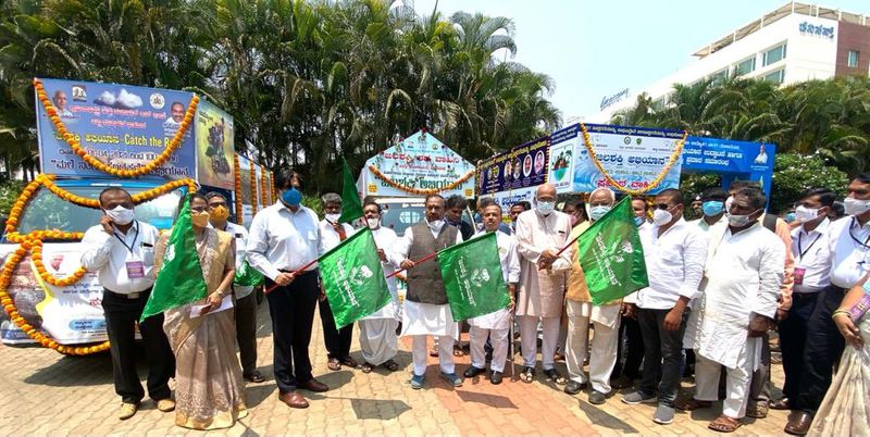 ಇಲ್ಲಿನ ಖಾಸಗಿ ಹೋಟೆಲ್ನಲ್ಲಿ ಗ್ರಾಮೀಣಾಭಿವೃದ್ಧಿ ಮತ್ತು ಪಂಚಾಯತ್ರಾಜ್ ಇಲಾಖೆ, ಧಾರವಾಡ ಜಿಪಂ ಸಹಯೋಗದಲ್ಲಿ ನಡೆದ ಕಾರ್ಯಕ್ರಮದಲ್ಲಿ ಸಸಿಗೆ ನೀರೆರೆಯುವ ಮೂಲಕ ‘ಕ್ಯಾಚ್ ದಿ ರೇನ್’ ಕಾರ್ಯಕ್ರಮಕ್ಕೆ ಚಾಲನೆ ನೀಡಿ ಮಾತನಾಡಿದರು.