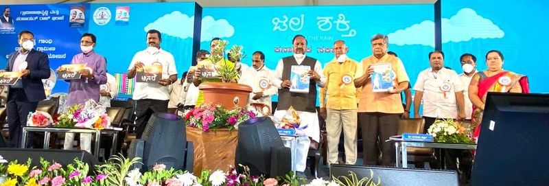 ಕೇಂದ್ರ ಗಣಿ ಮತ್ತು ಕಲ್ಲಿದ್ದಲು ಸಚಿವ ಪ್ರಹ್ಲಾದ ಜೋಶಿ ನರೇಗಾ ರಥಕ್ಕೆ ಚಾಲನೆ ನೀಡಿದರು. ಬೃಹತ್, ಮಧ್ಯಮ ಕೈಗಾರಿಕೆ, ಸಾರ್ವಜನಿಕ ಉದ್ದಿಮೆ ಹಾಗೂ ಜಿಲ್ಲಾ ಉಸ್ತುವಾರಿ ಸಚಿವ ಜಗದೀಶ್ ಶೆಟ್ಟರ್ ಅವರು ‘ಆಸರೆ’ ಪುಸ್ತಕ ಹಾಗೂ ನರೇಗಾ ಯಶೋಗಾಥೆಗಳ ವಿಡಿಯೋ ಲೋಕಾರ್ಪಣೆ ಮಾಡಿದರು.